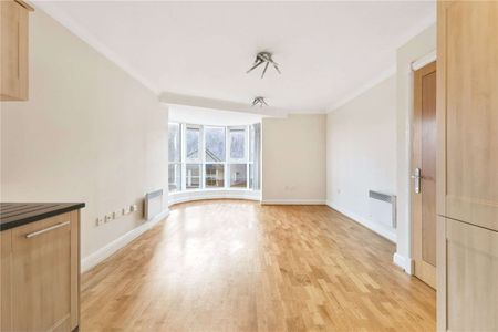 Stunning two bathroom apartment with underground parking in the heart of St Albans - Photo 2
