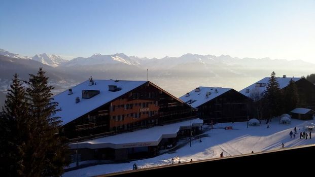 Appartement à louer à la semaine sur la place du village - Photo 1