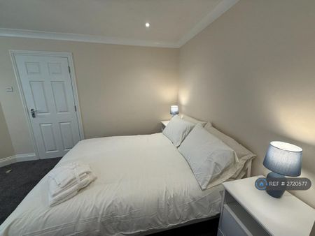 1 bedroom in a house share to rent - Photo 3