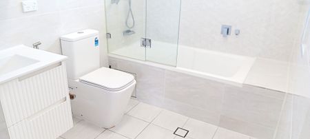 Stunning Renovated 2 Bedroom unit in quiet location - Photo 2