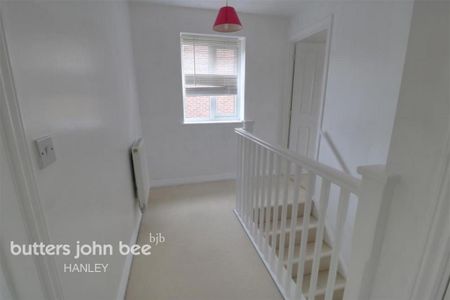 4 bedroom detached house to rent - Photo 2