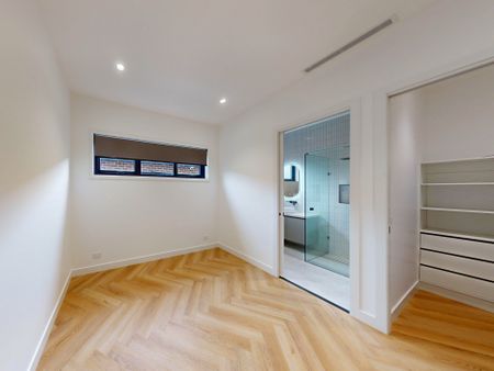 Refined Style - Photo 3