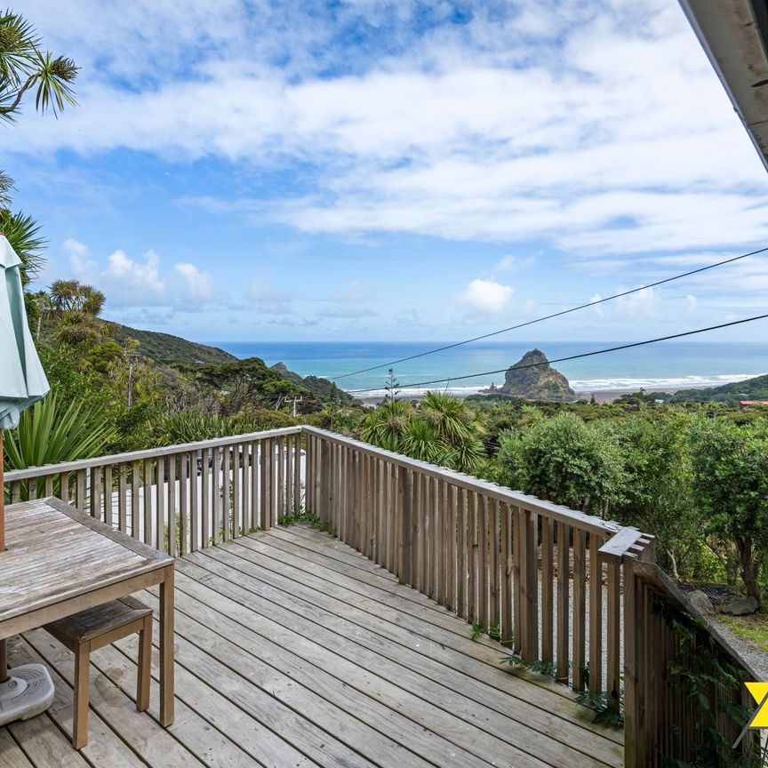 Cozy 2-Bedroom House with Stunning Sea Views! - Photo 1