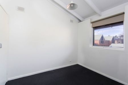 City Fringe 2 bedroom townhouse in well maintained garden setting - Photo 5