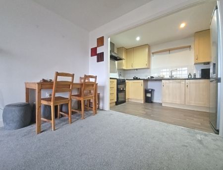 2 Bed Flat, Norwood Road, RG1 - Photo 2