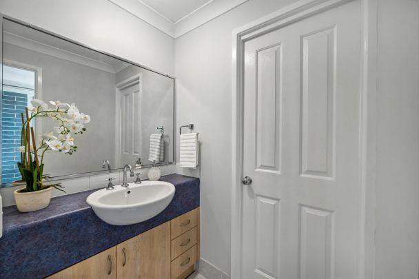 STUNNING 4 BEDROOM HOME WITH POOL IN KIRWAN - Photo 1