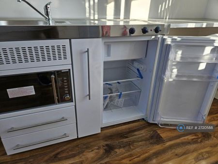 1 bedroom in a house share to rent - Photo 5