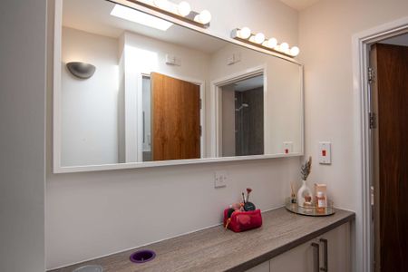 Completely remodelled to spectacular standard! - Photo 4