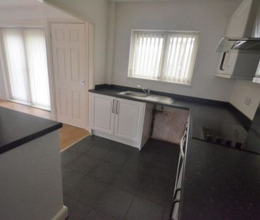 3 bedroom end of terrace house to rent - Photo 4