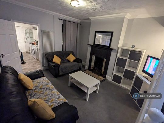 1 bedroom in a house share to rent - Photo 1