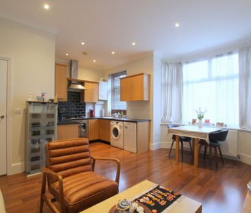 3 Bedroom Flat, Melrose Avenue, Mitcham - Photo 2