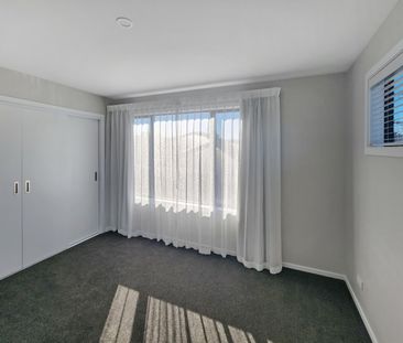 Spacious Townhouse - Photo 4