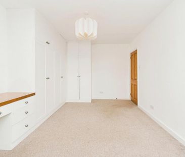 3 bedroom flat to rent - Photo 3