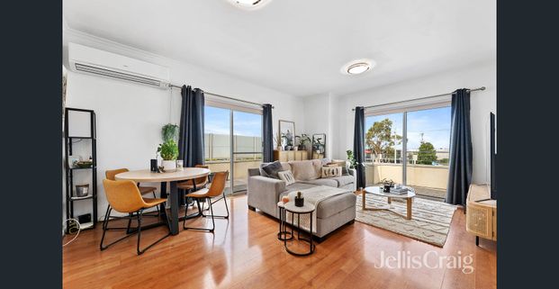 A Modern Top-Level Apartment with Stunning City Views - Photo 1