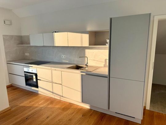 Hochwertige 4ZKB im 1. OG mit großem Balkon und Garagenstellplatz in Cham-West - Photo 1