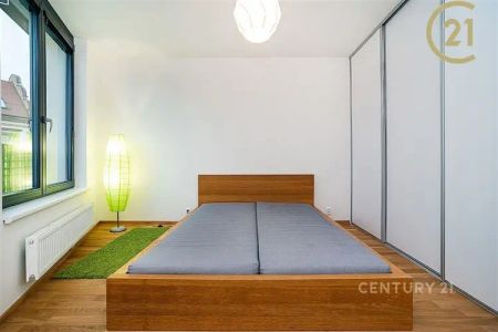 Světlý, plně zařízený byt 2+kk s lodžií, sklepem a garážovým stáním – 5 min od metra Střížkov - Photo 3