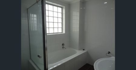 3 Bedroom apartment close to all amenities - Bankstown - Photo 4