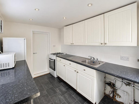 2 bedroom semi-detached house to rent - Photo 5