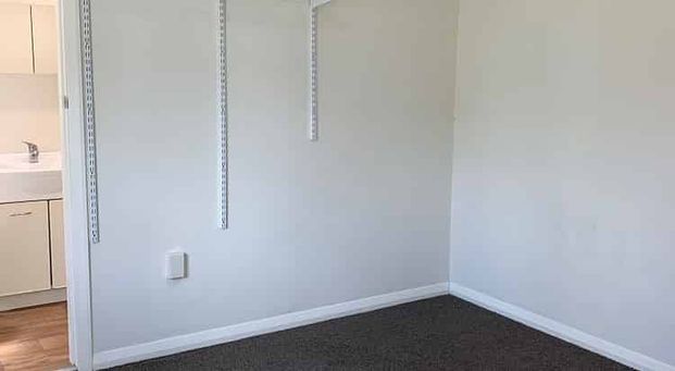 Sunny 1BR cottage in great location. - Photo 1