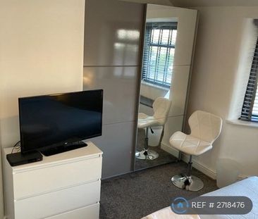 4 bedroom semi-detached house to rent - Photo 3