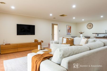 STYLISH FAMILY LIVING MINUTES FROM EVERYTHING! - Photo 3