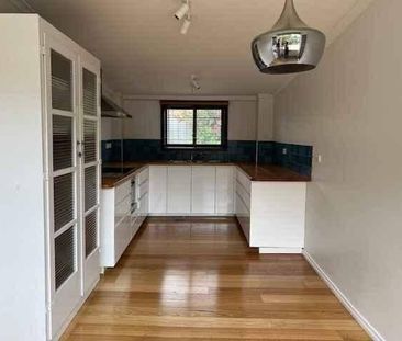 Renovated Retreat with Private Gardens in Central Location. - Photo 2