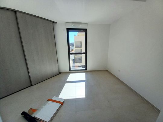 AIX LA DURANNE APPARTEMENT 2 PIECES RECENT TERRASSE ET GARAGE, - Photo 1