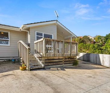 Sunny and Elevated Three Bedroom Home - Photo 5