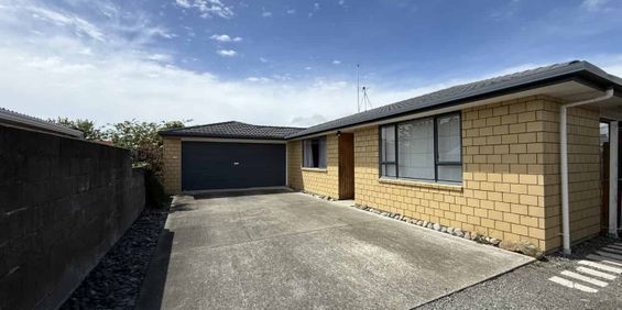 Private 3-Bedroom Home with Double Garage - Photo 3