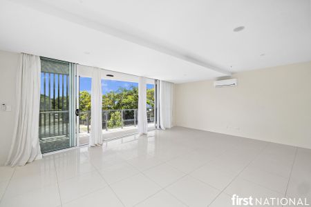 LIFESTYLE LIVING ON THE WATERS EDGE! THIS PROPERTY IS ONLY A SHORT WALK TO THE BEAUTIFUL BAY , LOCAL SHOPS AND EATERIES! - Photo 2