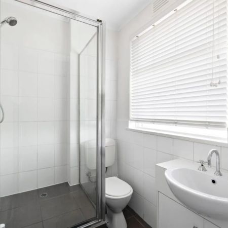 Top-Floor Spacious Apartment in Prime Richmond Location with small car space *NOTE INDUCTION COOKTOP INSTALLED* - Photo 3