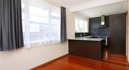 THREE BEDROOMS - WEST END - Photo 4