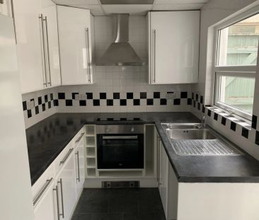 COMING SOON!!!!!! Three bedroom end terrace property, close to Grea... - Photo 4