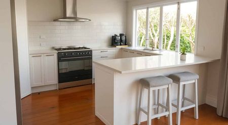 Cute villa with 2 off street parks - Photo 4