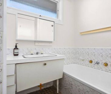 BRIGHT & SUNNY | LOW MAINTENANCE | IDEAL LOCATION - Photo 5