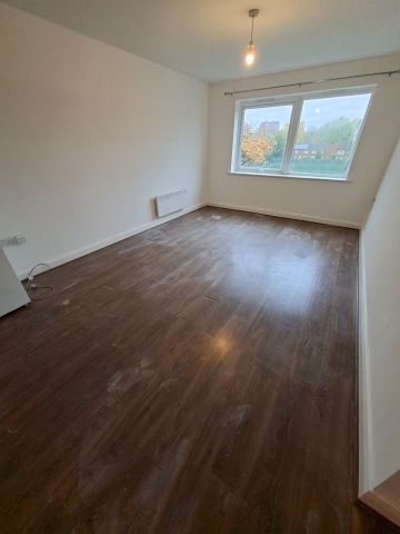 2 Bed Flat, Denmark Road, M15 - Photo 2
