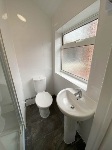 Price £700 pcm - Available Now - Furnished - Photo 2