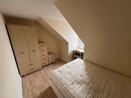 5 Bed Flat, Nicolson Square, EH8 - Photo 3