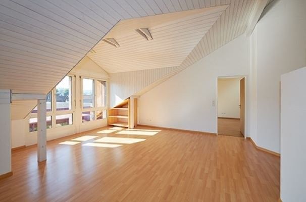 Dachwohnung mit viel Licht und Luft - Photo 1