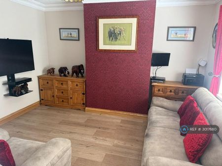 1 bedroom in a house share to rent - Photo 4