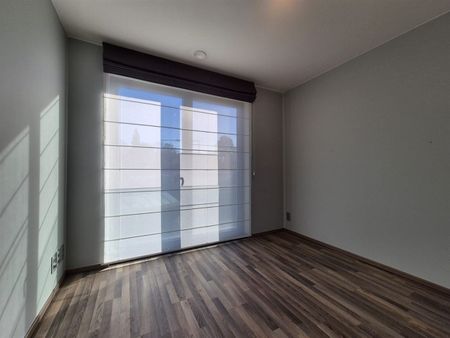 Rijkelijk uitgerust appartement met 2 slaapkamers en terras - Photo 5