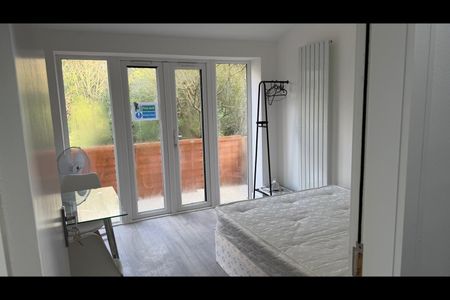 2 Bed Flat, Hill House Road, SW16 - Photo 2