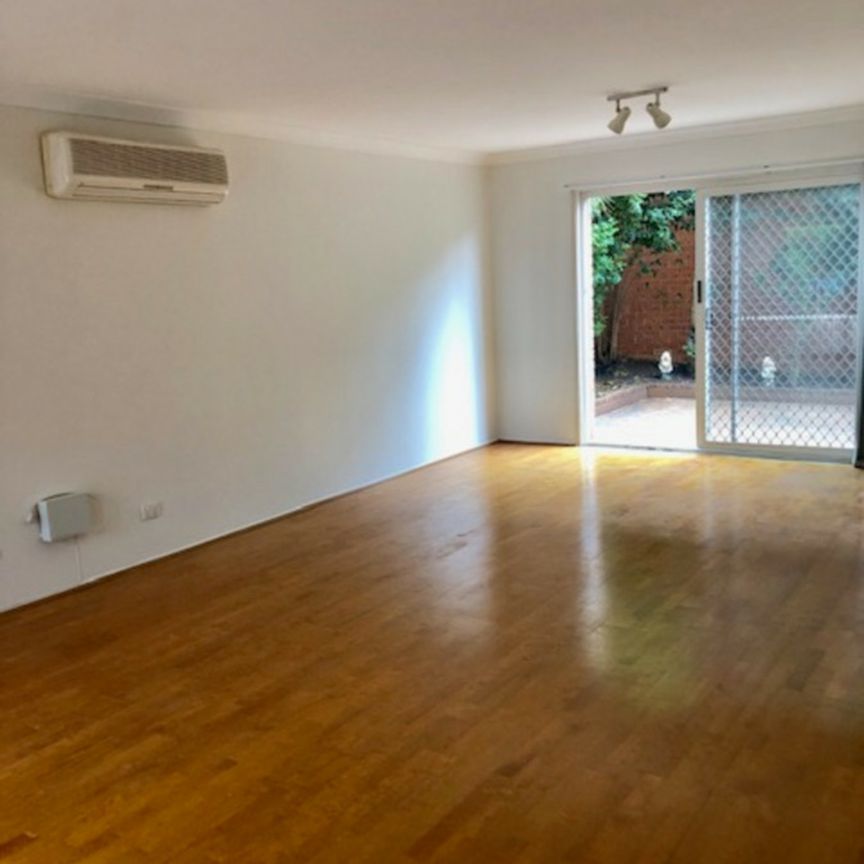 Beautifully Presented 3 Bedroom Townhouse!! - Photo 1