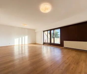 Großzügige 3 Zimmer DG-Wohnung mit 30 m² Terrasse, Lagerraum & Tiefgarage - Photo 1
