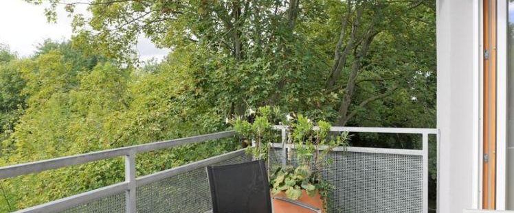 (EF0945_M) Weimar: Südstadt, sehr schönes Apartment mit Parkett, zwei Balkons und Service in ruhiger, grüner Wohnlage - Photo 1