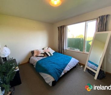 Family Living - Photo 6