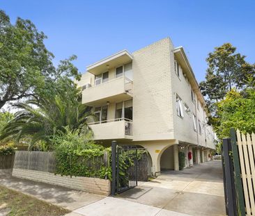 RENOVATED LARGE LIGHT & BRIGHT 2 BEDROOM WITH UCP - Photo 5