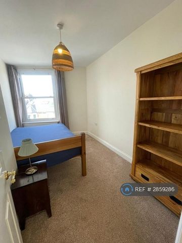 2 bedroom flat to rent - Photo 5