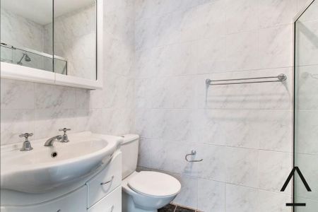 Stylish Terrace Oasis Near Alexandria Park – Chic Living with Courtyard & Designer Kitchen! - Photo 5