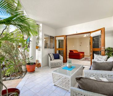 Furnished ground floor apartment, two streets from beach. - Photo 2